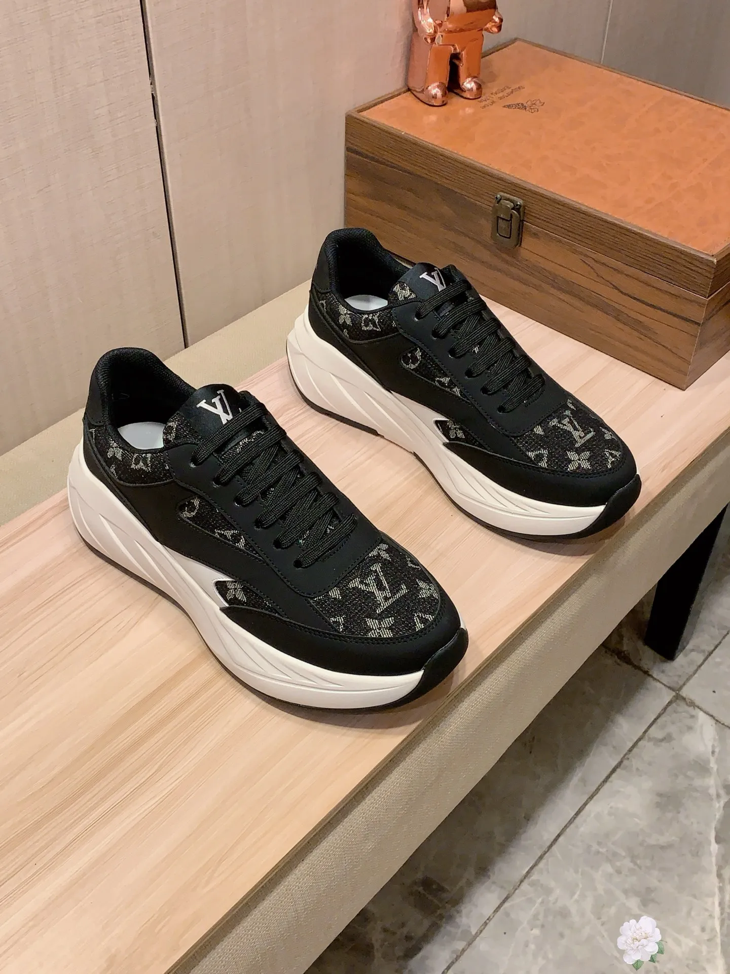 Men's Men's Shoes 💰460💰💰🎩🎩[Lightning][Lightning] "Lv*" The latest and most popular casual shoes, top brands [Seduce] Luxury ~ Purchasing Agency, Top ~ Quality. [Strong] The upper is made of imported breathable cowhide with material ➕ breathable sheepskin feet (•) and fine workmanship. The original stylish and stylish soft rubber wear-resistant and non-slip outsole is light and comfortable on the feet. The real thing looks better when photographed. 305: code: 38-44, 2️⃣ colors selected